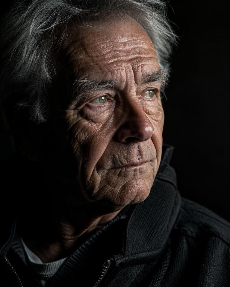 Portrait hyper-réaliste d'un homme âgé, lumière latérale dramatique, 85 mm